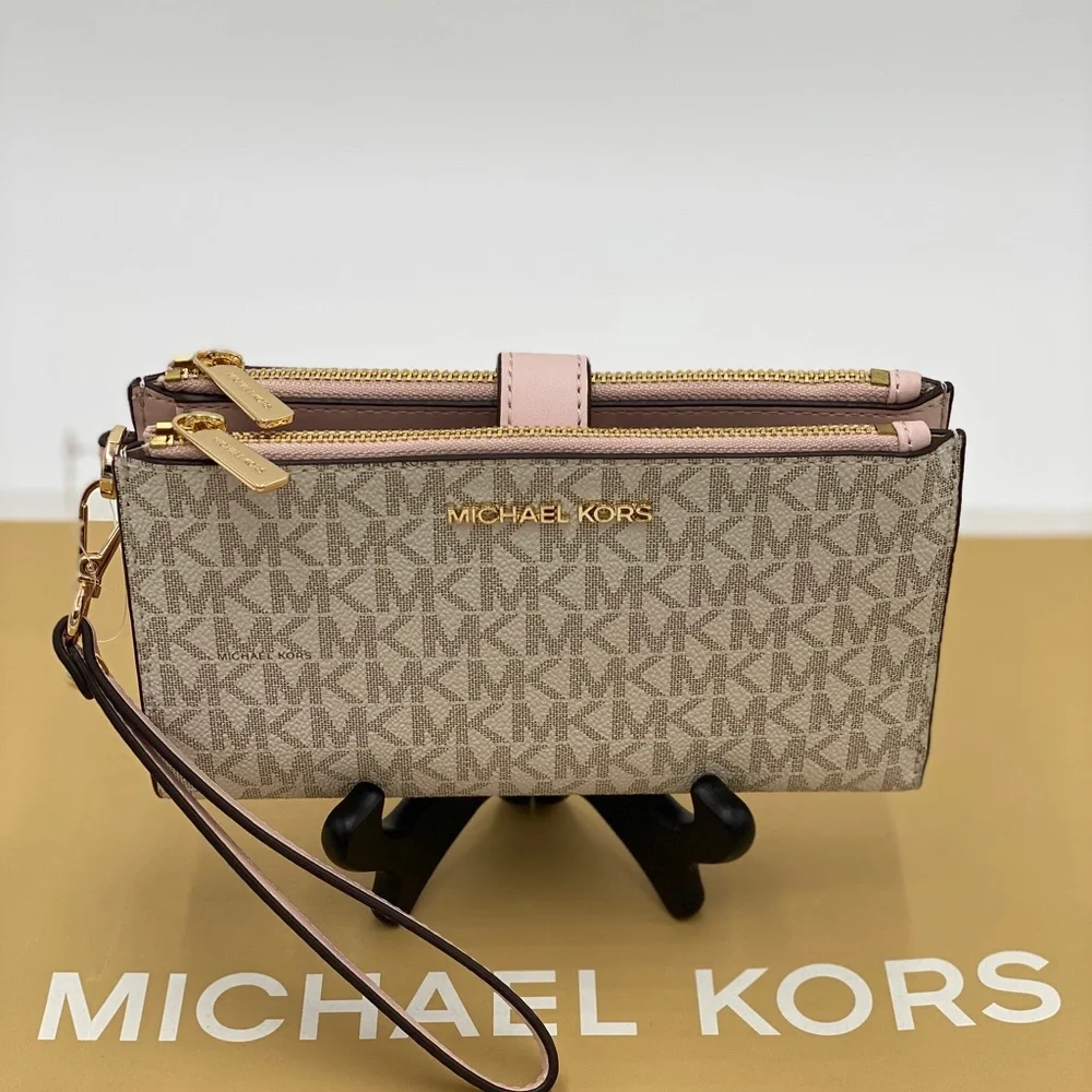MICHAEL KORS DOUBLE ZIP WRISTLET POWDER BLUSH